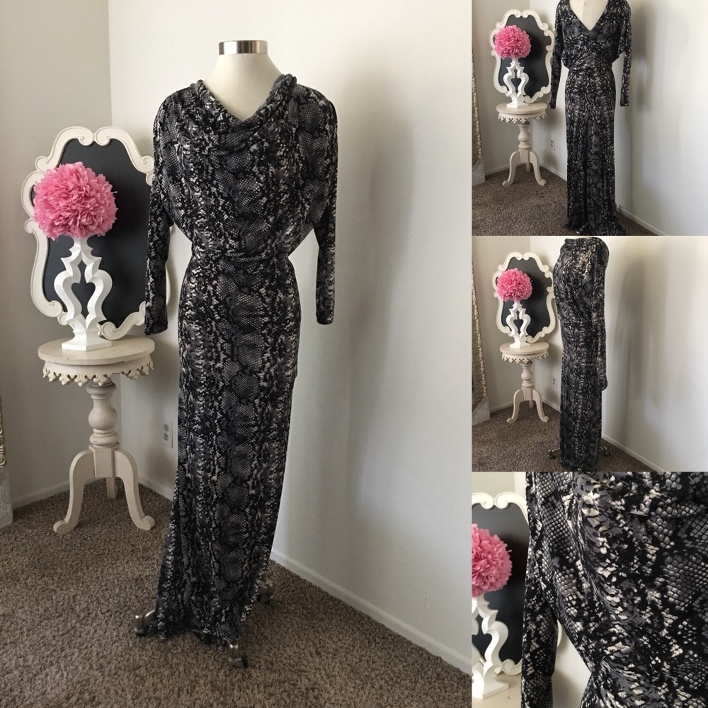 🌺 Marisa K 
Beautiful  Long Snake Print Dress